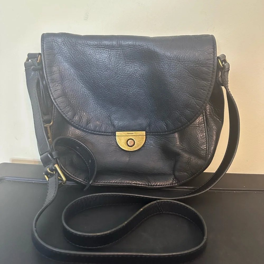 VTG FOSSIL Crossbody Saddle Bag Black Leather Gold Key Flap Closure Size 9x8x2